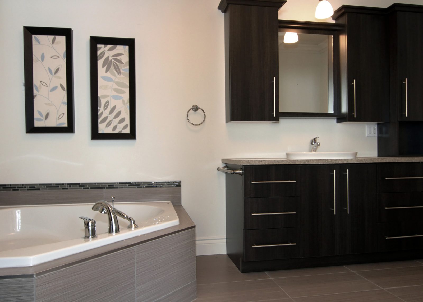 Salle de bain avec bain d'angle et douche