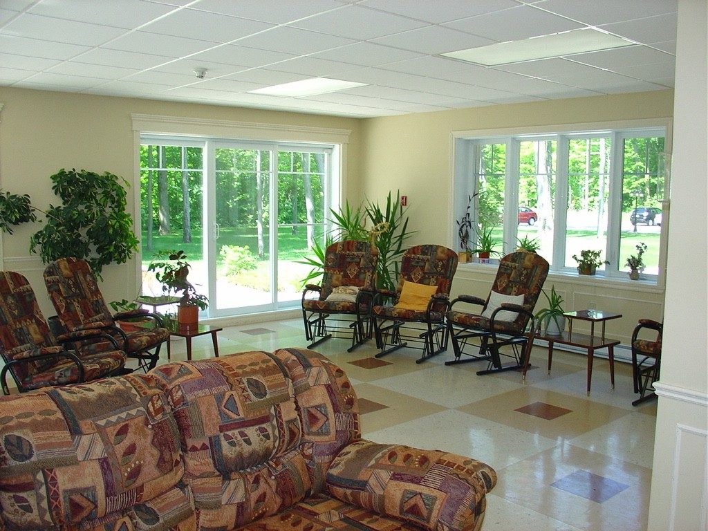 Salle commune lumineuse au rez-de-chaussée